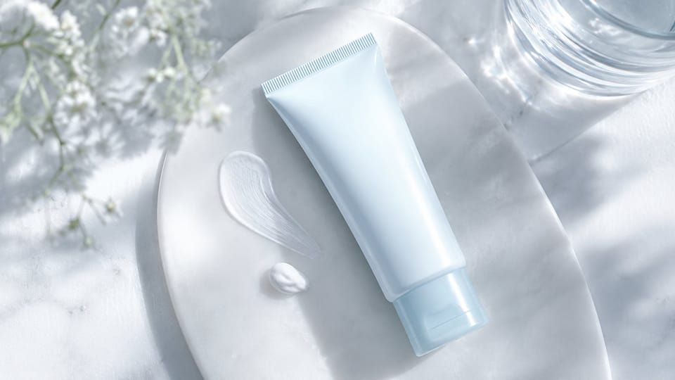 Kem chống nắng dạng gel mỏng nhẹ dành cho da dầu mụn