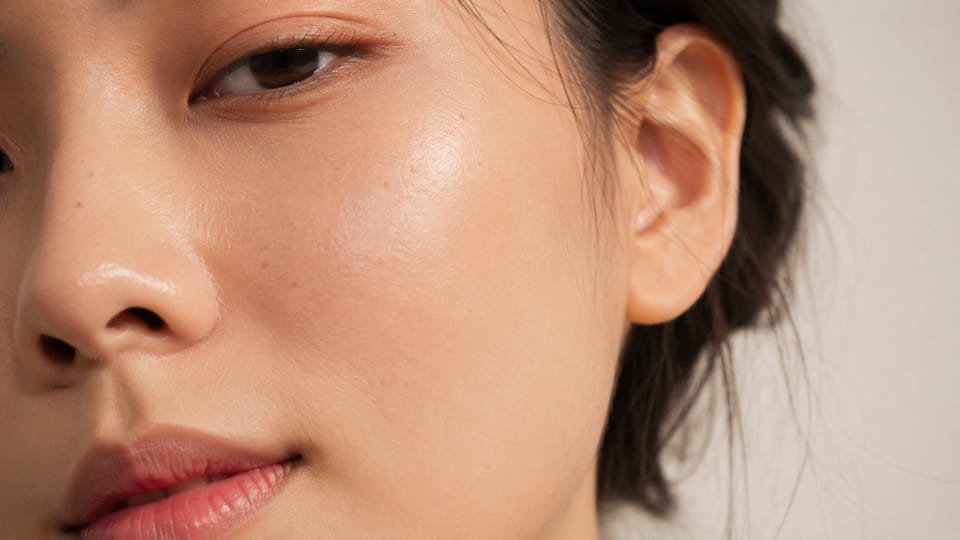 Da mất collagen khiến lỗ chân lông giãn rộng theo thời gian