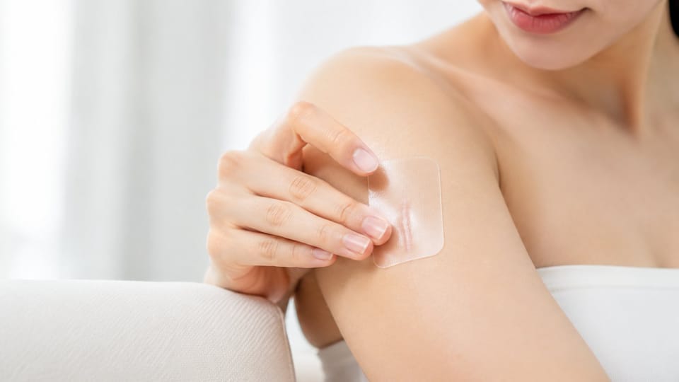 Dán gel silicone lên vùng sẹo bỏng giúp làm mềm và phòng ngừa sẹo phì đại