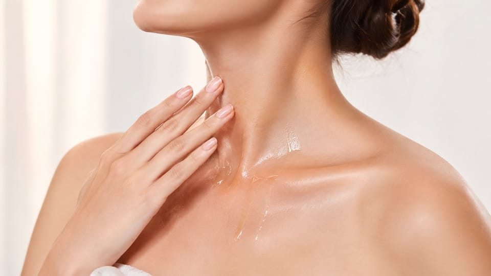 Chăm Sóc Da Cổ Và Ngực: Quy Trình Và Sản Phẩm Đúng Nhất